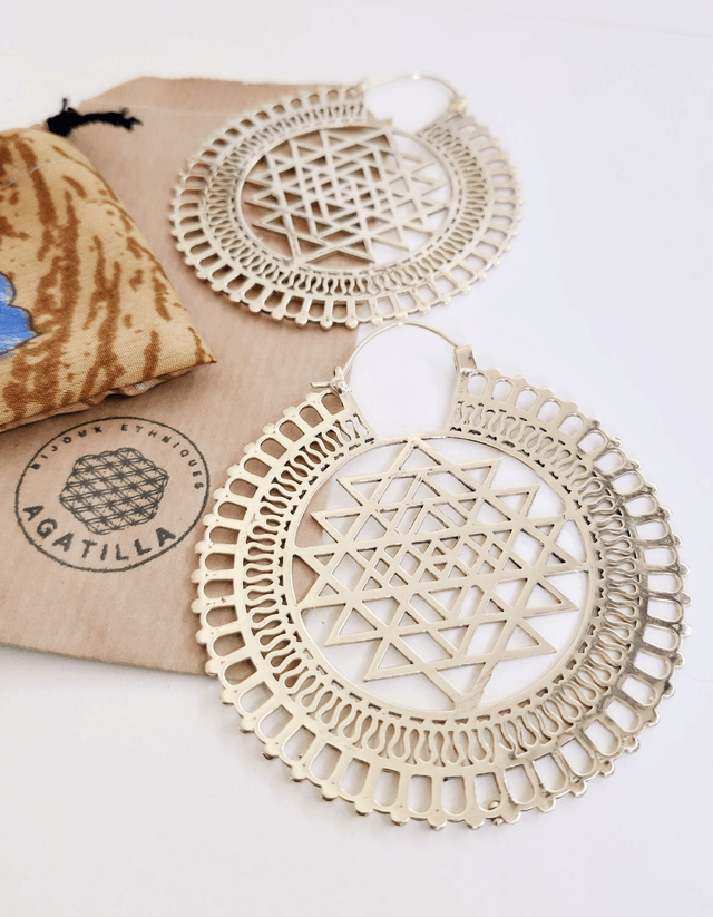 Sri yantra - Grande paire de boucles d'oreilles ethniques argentées - Bijou indien raffiné et original