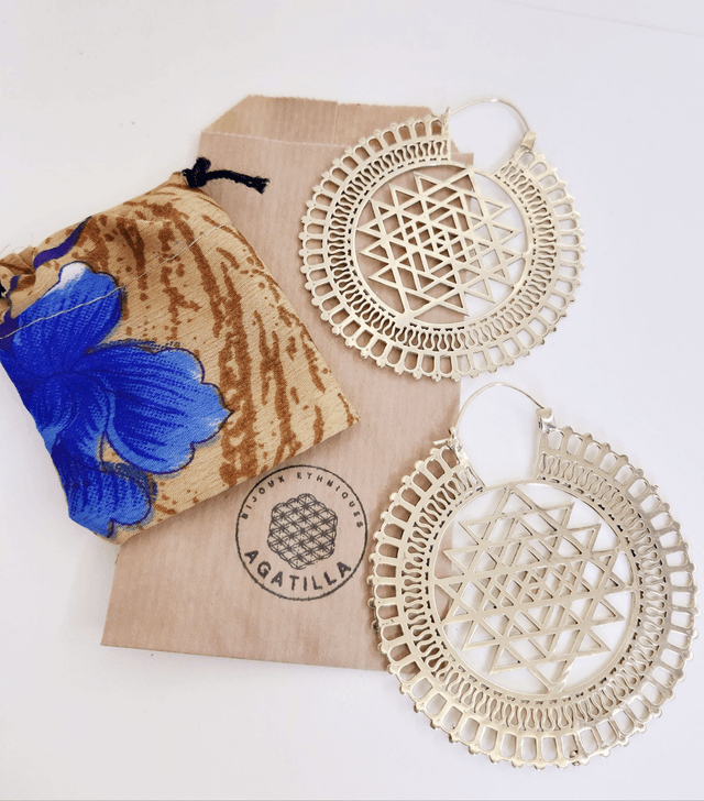 Sri yantra - Grande paire de boucles d'oreilles ethniques argentées - Bijou indien raffiné et original