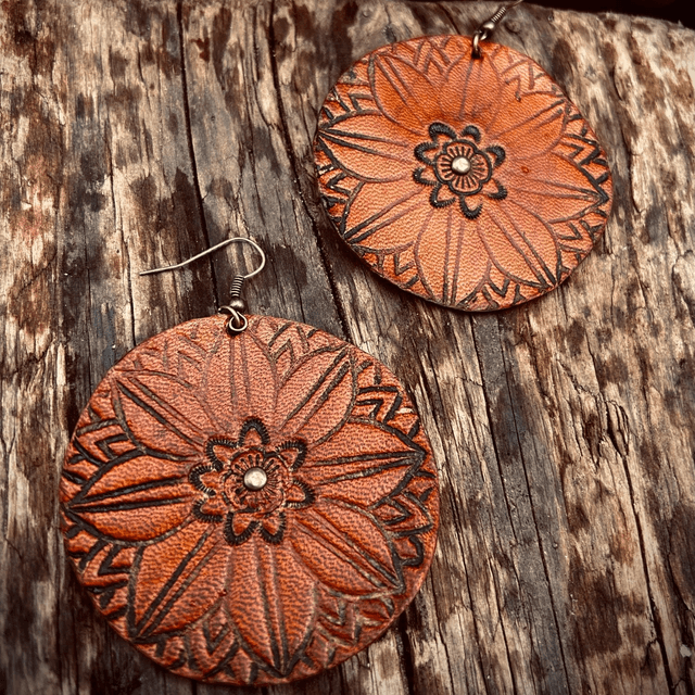 BOUCLES D'OREILLES EN CUIR MARTELÉ  