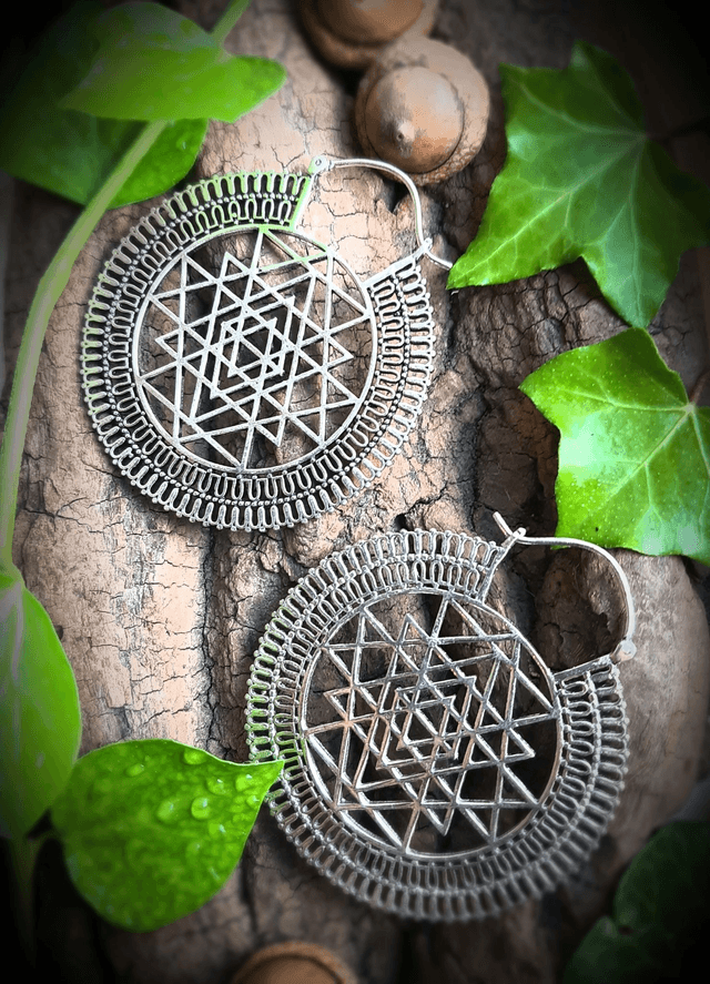 Sri yantra - Grande paire de boucles d'oreilles ethniques argentées - Bijou indien raffiné et original