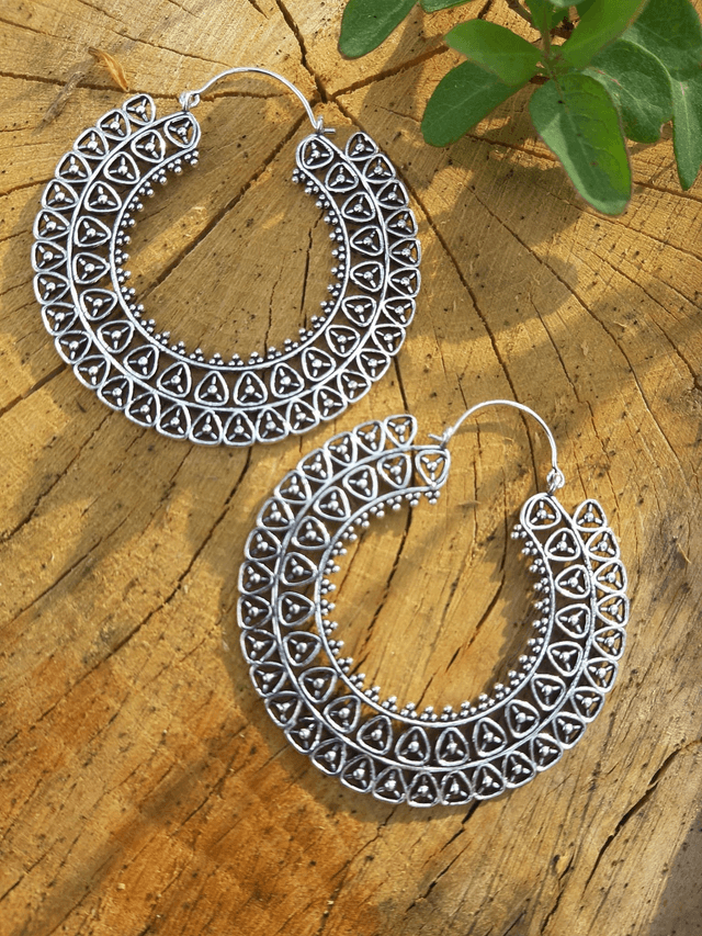 GRANDE PAIRE DE BOUCLE D&#039;OREILLE ARGENTÉE ETHNIQUE 